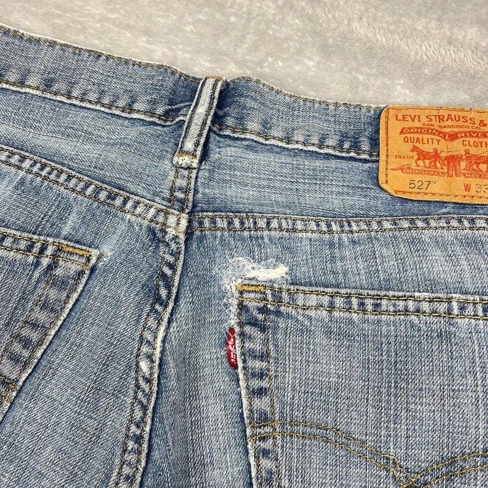 Levi's Jeans Mens 33x32 Blue Denim Medium Wash Comfy 527 Slim Bootcut Leg Grunge